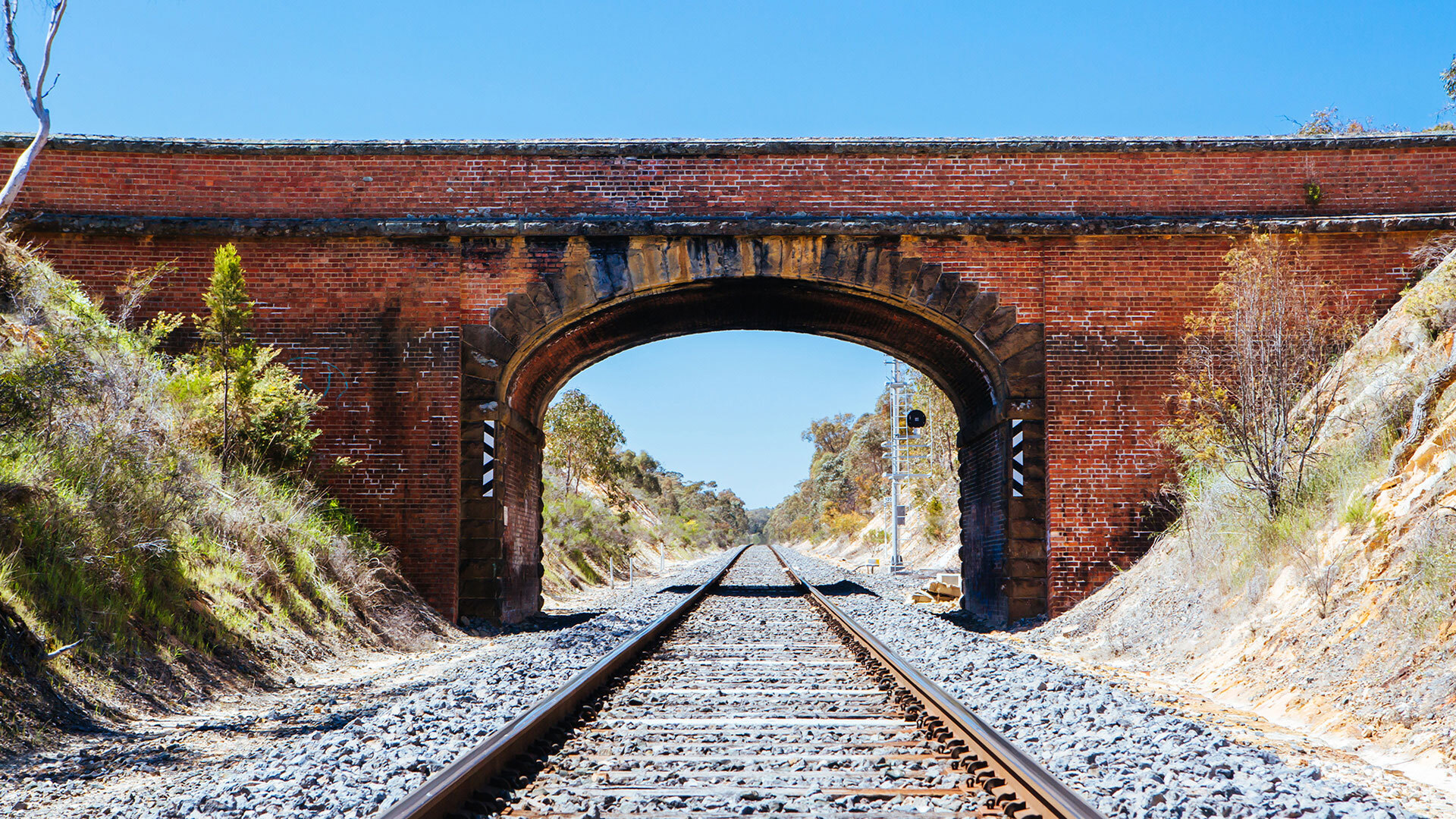 Image i Stock bridge over railway track