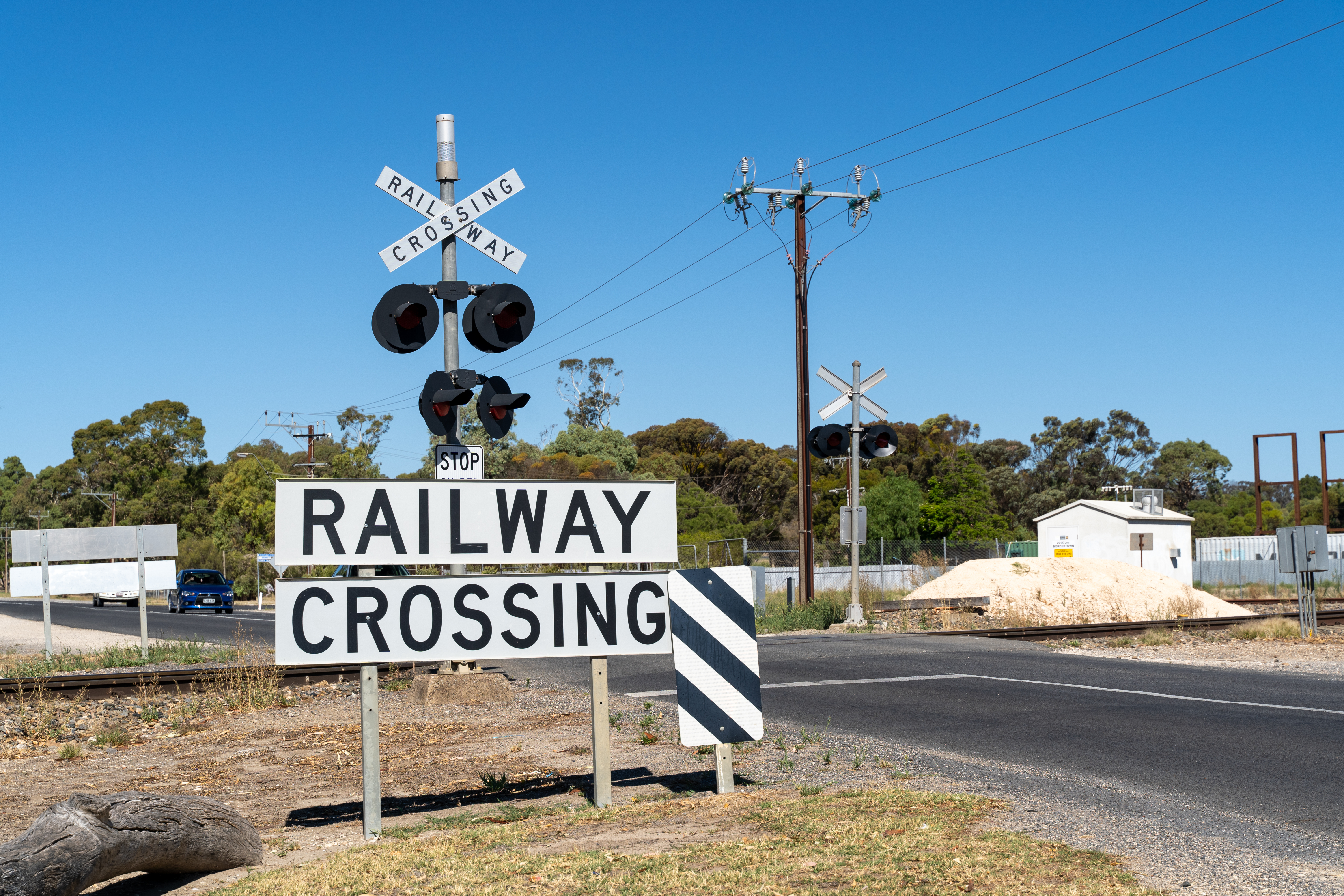 Image SA Level Crossing at Bordertown Feb 21 i Stock 1303010095