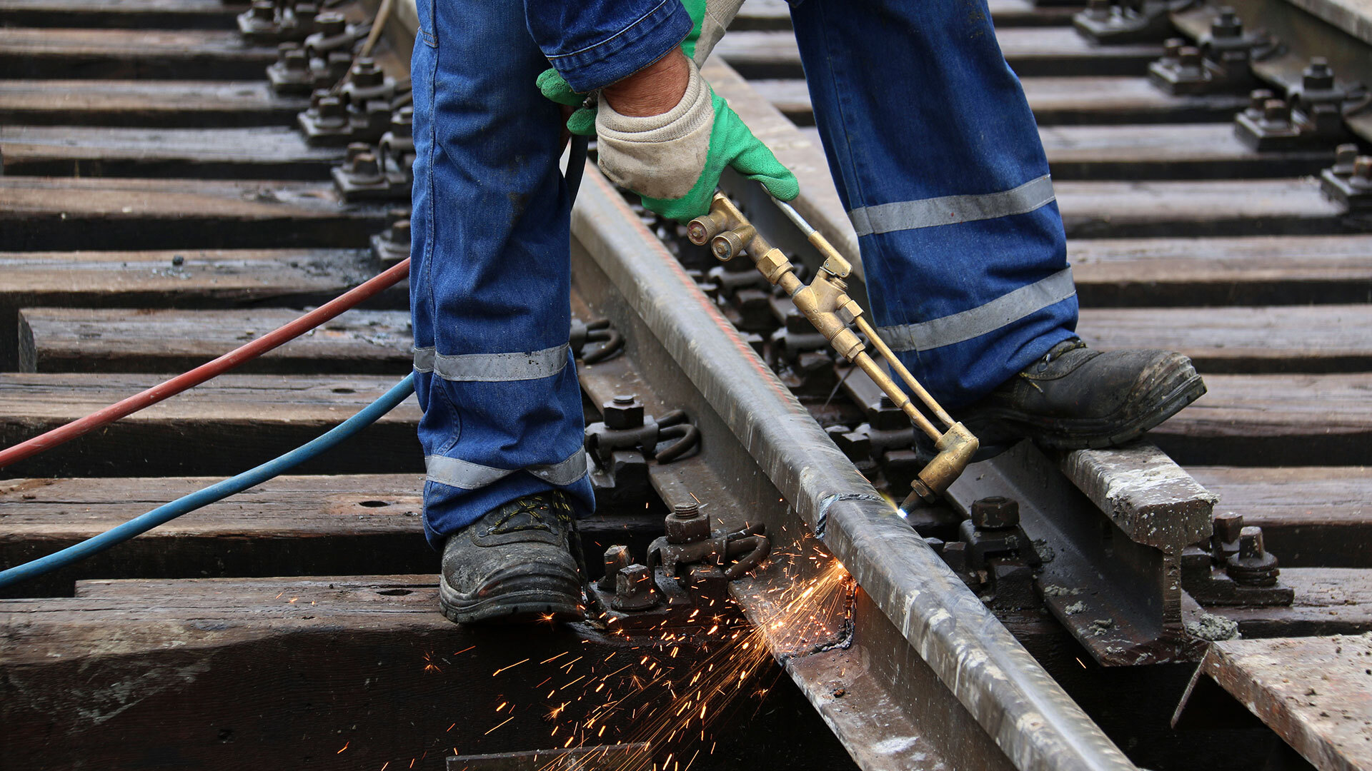 Safety message - Human factors in maintenance - Image - welder working.