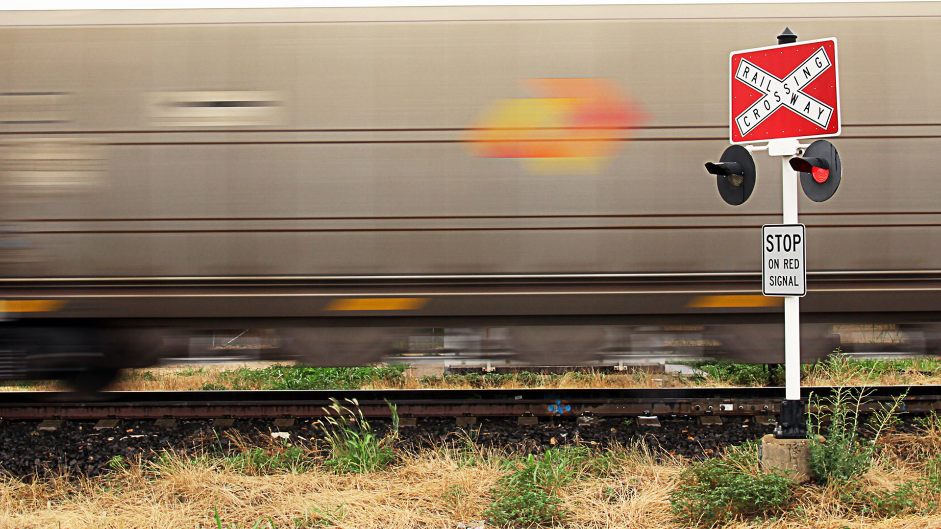 Image QLD Aurizon train through crossing Jan 2018 i Stock 905812766